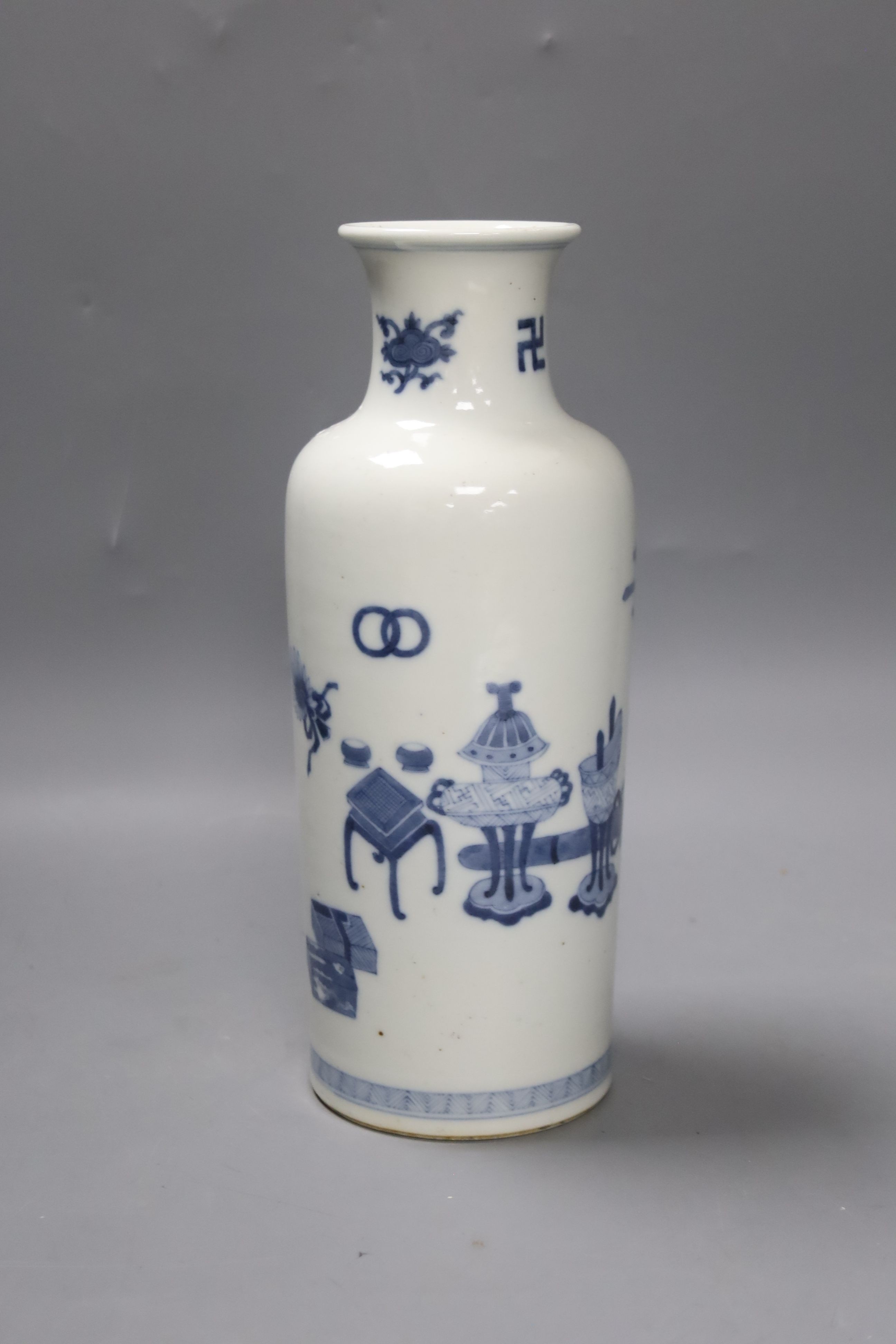 A Chinese blue and white vase 26cm